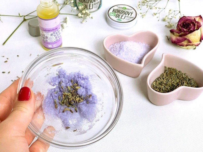 Kombinace soli, kokosového a levandulového oleje je ideální pro peeling i do koupele.
