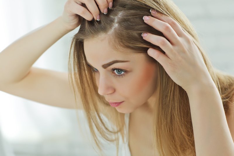 Vlasová kosmetika s kofeinem podpoří růst vlasů. Zdroj: Nina Buday / Shutterstock, Inc.