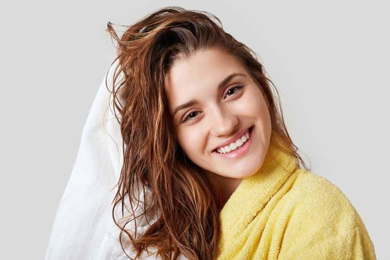 Prodloužené vlasy můžete běžně fénovat i žehlit. Zdroj: StoryTime Studio / Shutterstock, Inc.