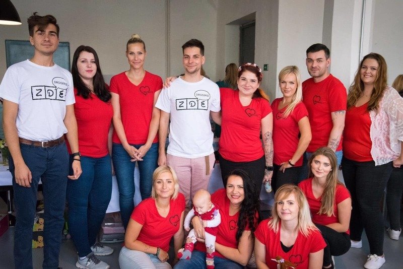 Blogeři spolu s organizátory bazaru, s kluky z drogérie ZDE.