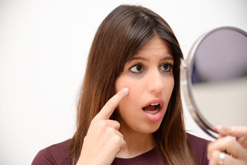 Kruhy pod očima jsou nepříjemné a mnohé vypovídají. Zdroj: cristina87 / Shutterstock, Inc.