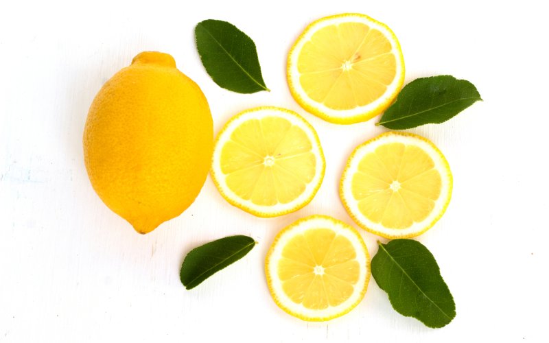 S citronem buďte při bělení zubů opatrní. Zdroj: Theeranad Duangbanyang / Shutterstock, Inc.