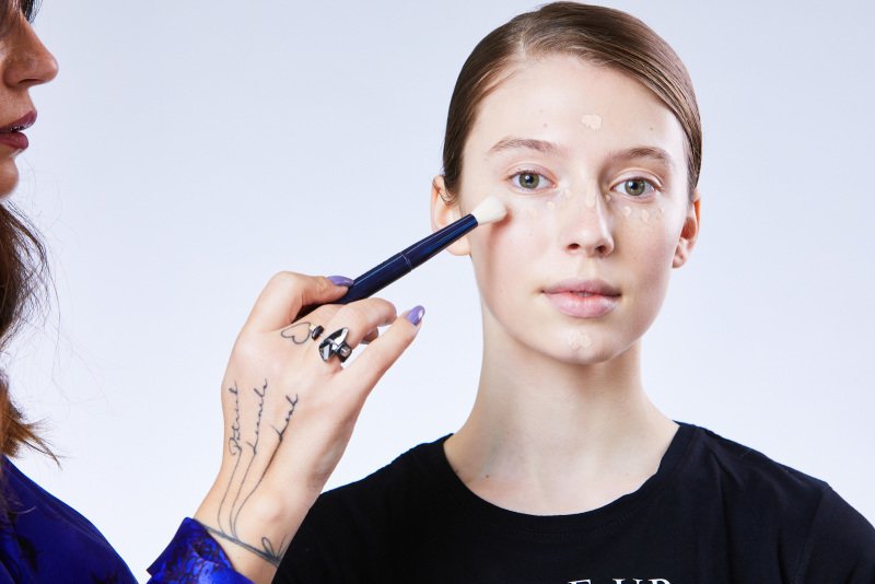 Korektor by měl být maximálně o půl odstínu světlejší než make-up. Zdroj: Redakce