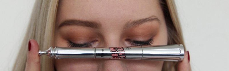Výrazné obočí s Brow Styler.