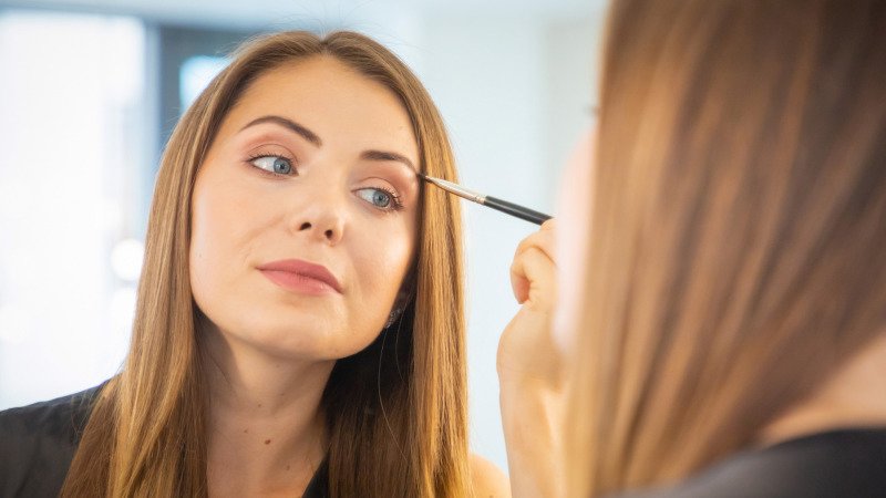 Pro zralou pleť volte jemný make-up s většími krycími vlastnostmi. Zdroj: Canva