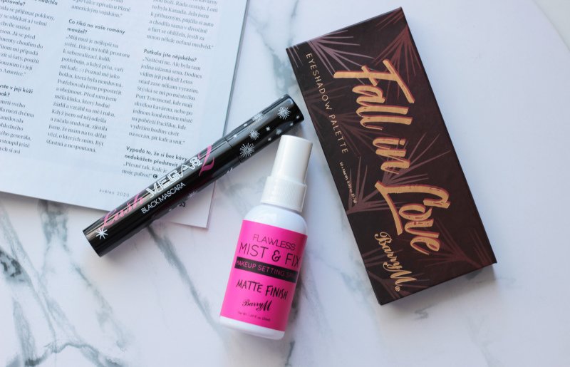 Fixační sprej Flawless Mist Fix, řasenka Lash Vegas 2 a paletka očních stínů Fall in Love od Barry M.