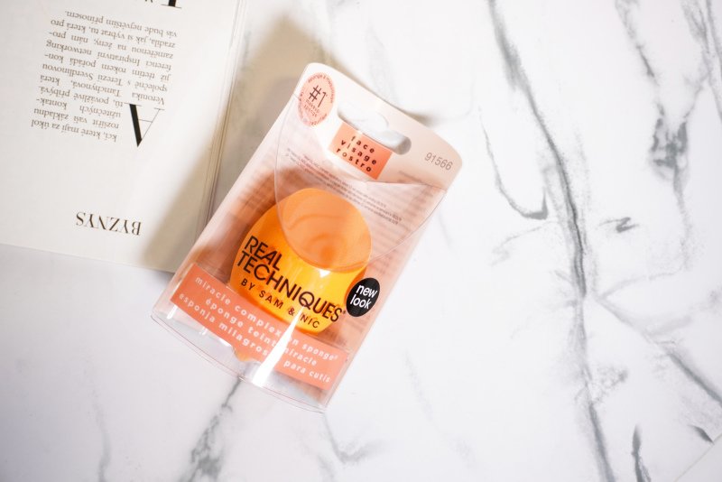 Real Techniques Original Collection Base je bezlatexová make-up houbička s originální tvarem.