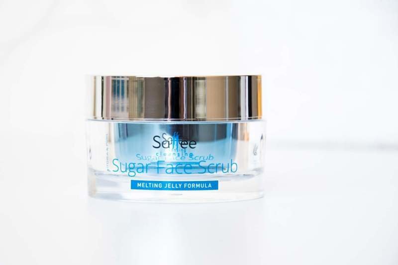 Cleansing Melting Jelly Scrub je unikátní peeling s vlastností oil-to-milk.
