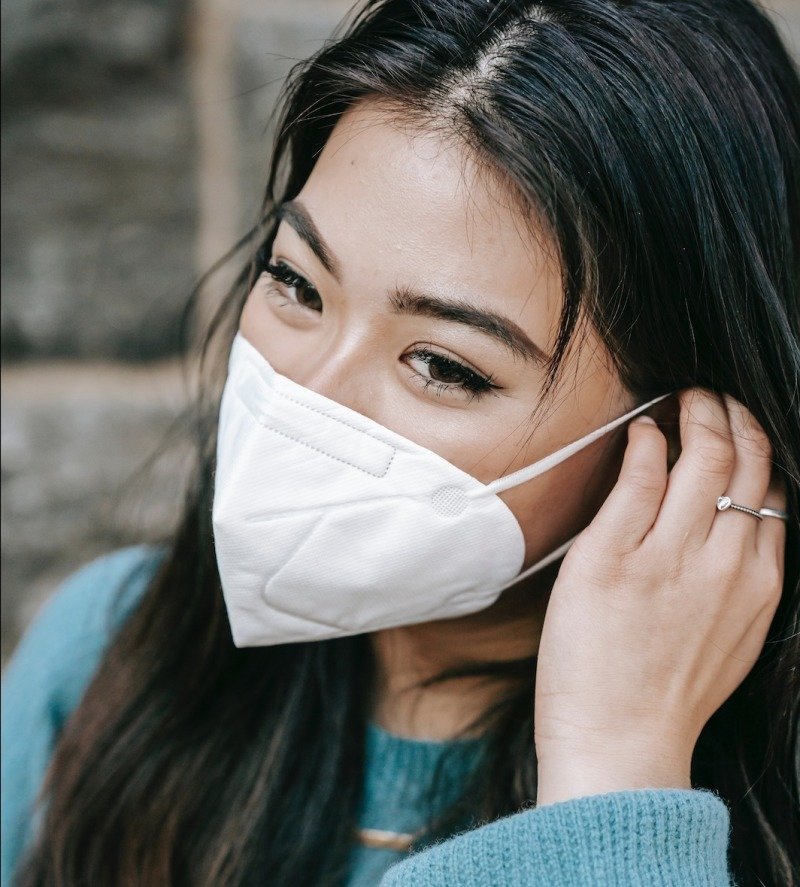 Pod respirátory FFP2 se rtěnka neotiskne. Zdroj: www.pexels.com