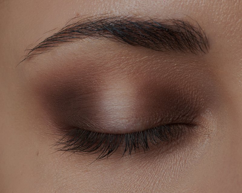 Když chcete vytvořit halo eyes, střed víčka musí být světlejší než koutky