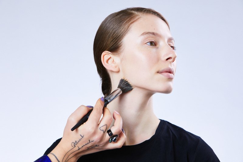 Make-up zapracujte důkladně na celý obličej. Zdroj: Redakce
