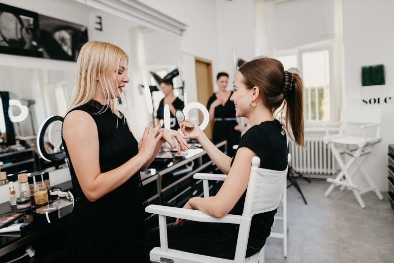 Poraďte se s předními školiteli vizážistických kurzů. Zdroj: Make Up Institute Prague