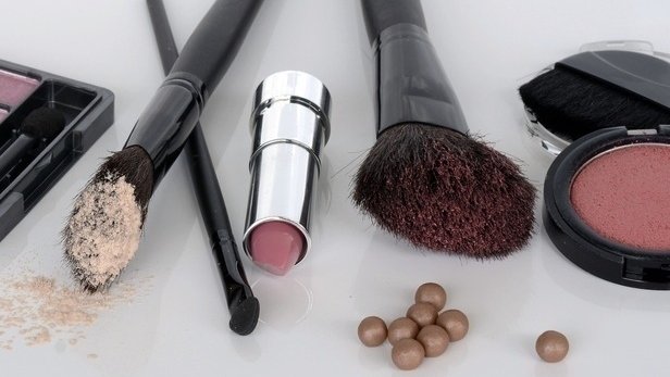 Na denní líčení vám bude stačit jen několik málo produktů. Zdroj: makeup.cz