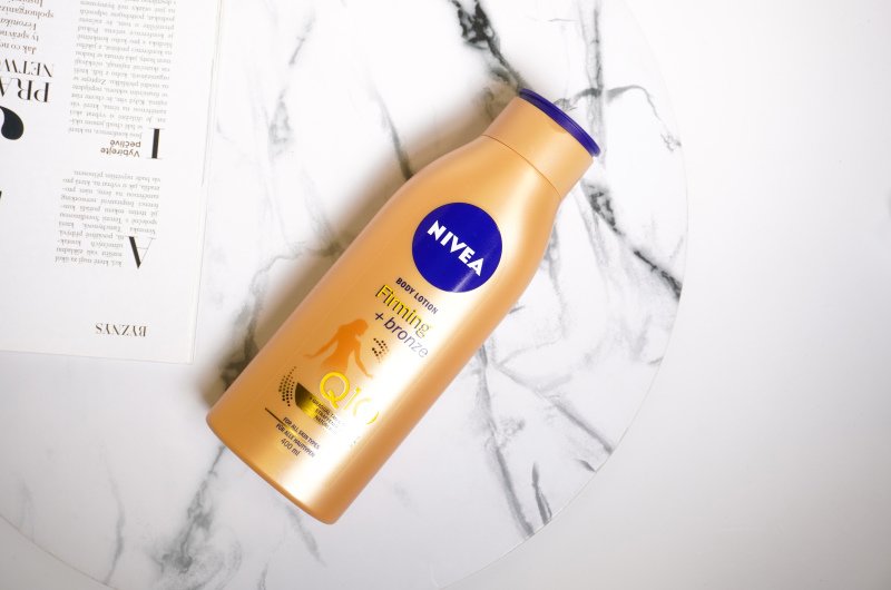 Krém Nivea Q10 Plus Firming Bronze slibuje pevnější a opálenější pokožku do 10 dní.