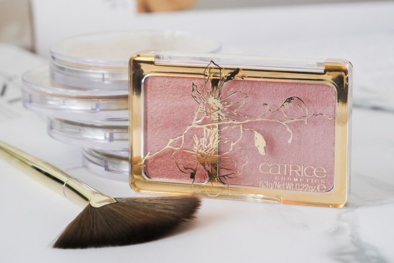 Glow in Bloom od Catrice je tvářenka s rozjasňovačem v jednom balení.